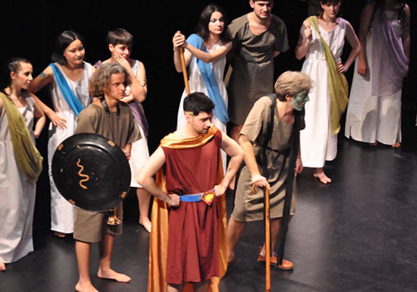 Grupo de actores y actrices actuando en el escenario